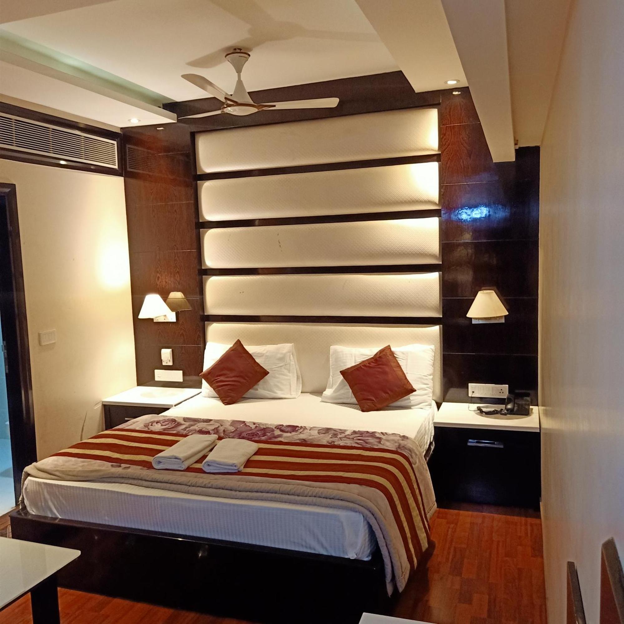 Hotel Geet Deluxe 新德里 外观 照片